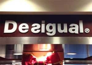 desigual-signage-airport